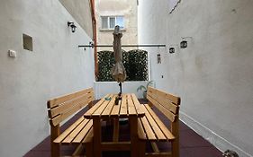 Central Apartment W/ Fire Place - Ground Floor